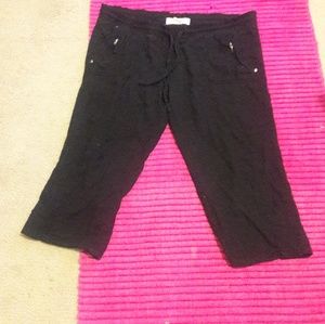 Loose black capris